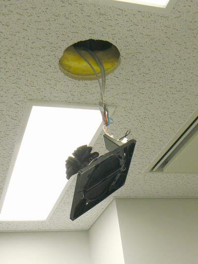 天井スピーカを取り出したところ